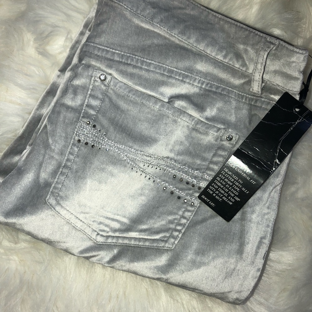 Never worn and it no longer fits me
